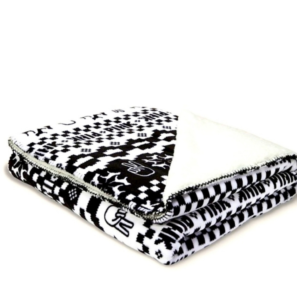 NWT PINK by VS Sherpa Blanket